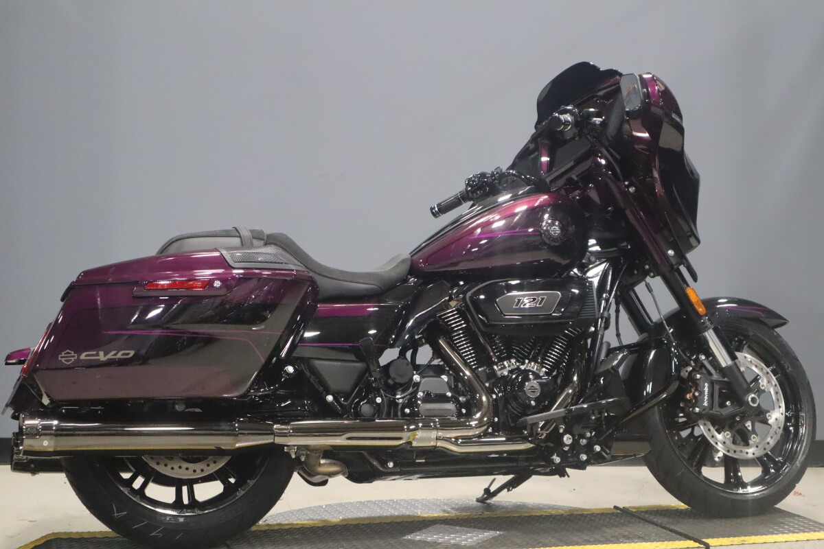 2025 Harley-Davidson® CVO™ Street Glide™ FLHXSE, photo 2