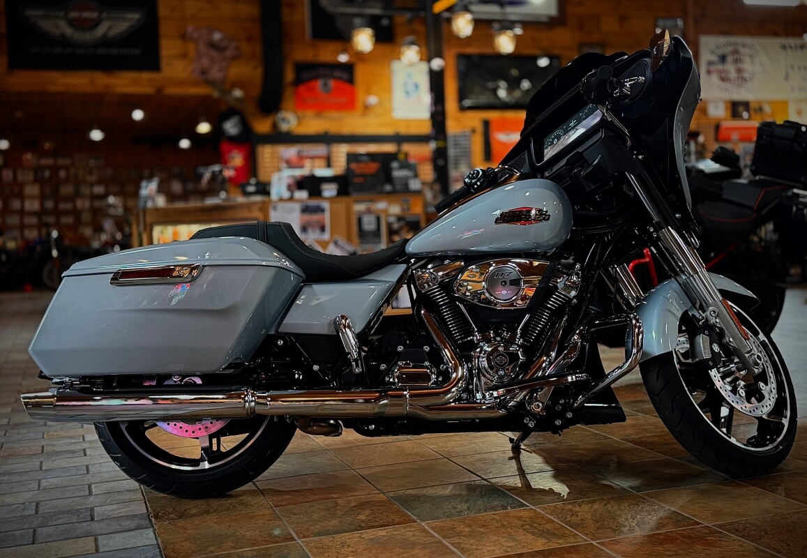 2025 Harley-Davidson Street Glide Atlas Silver Metallic