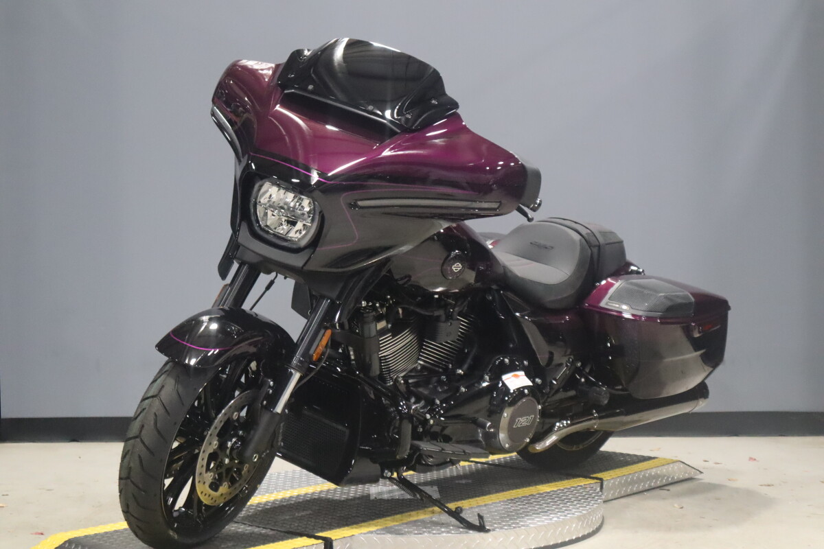 2025 Harley-Davidson® CVO™ Street Glide™ FLHXSE, photo 12