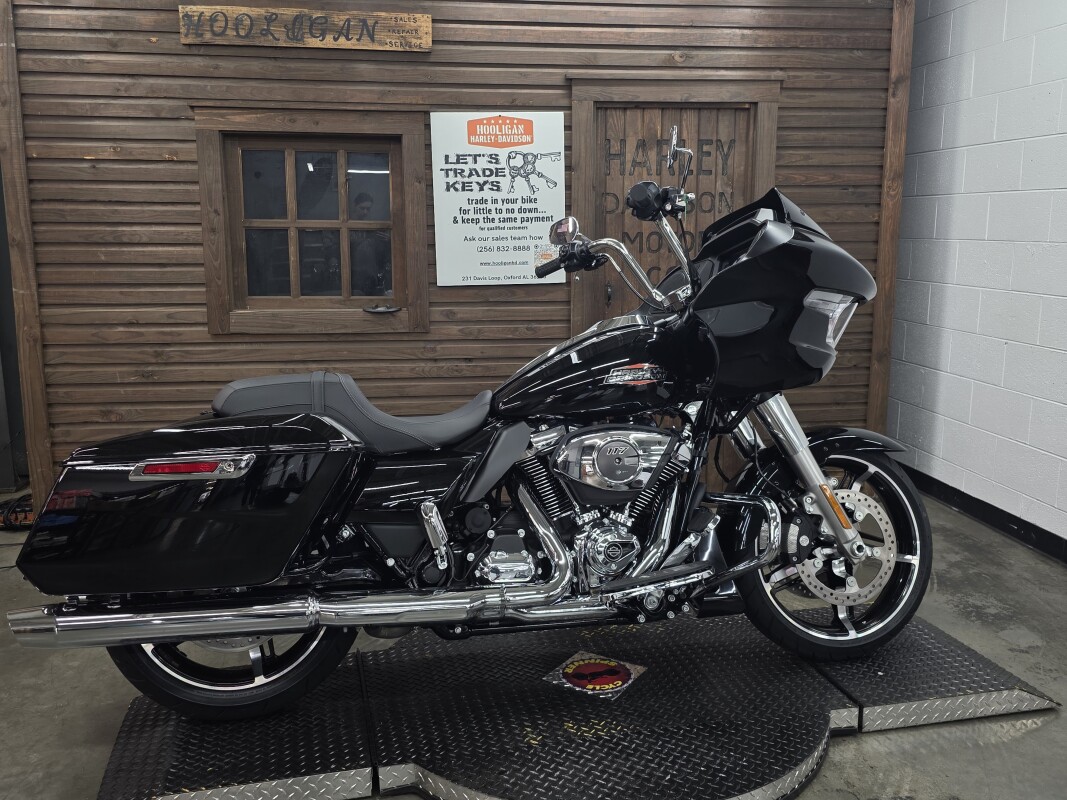 2025 Harley-Davidson Road Glide VIVID BLACK/CHROME TRIM