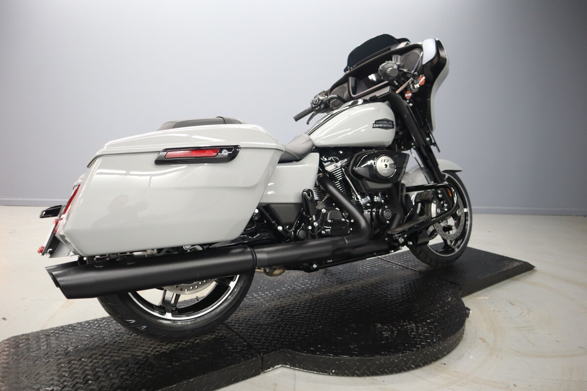 2025 Harley-Davidson Street Glide FLHX - Photo 8