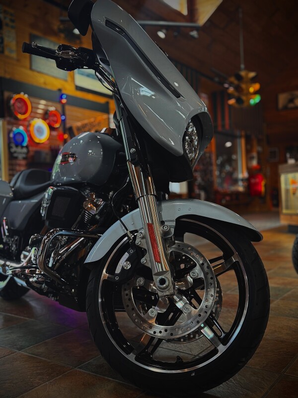 2025 Harley-Davidson Street Glide Atlas Silver Metallic - Photo 5