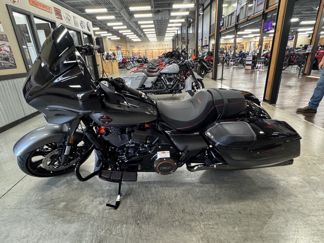 2025 Harley-Davidson CVO Street Glide FLHXSE - Photo 10