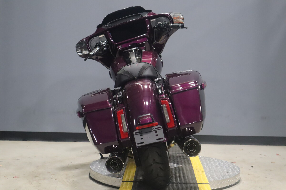 2025 Harley-Davidson® CVO™ Street Glide™ FLHXSE, photo 6