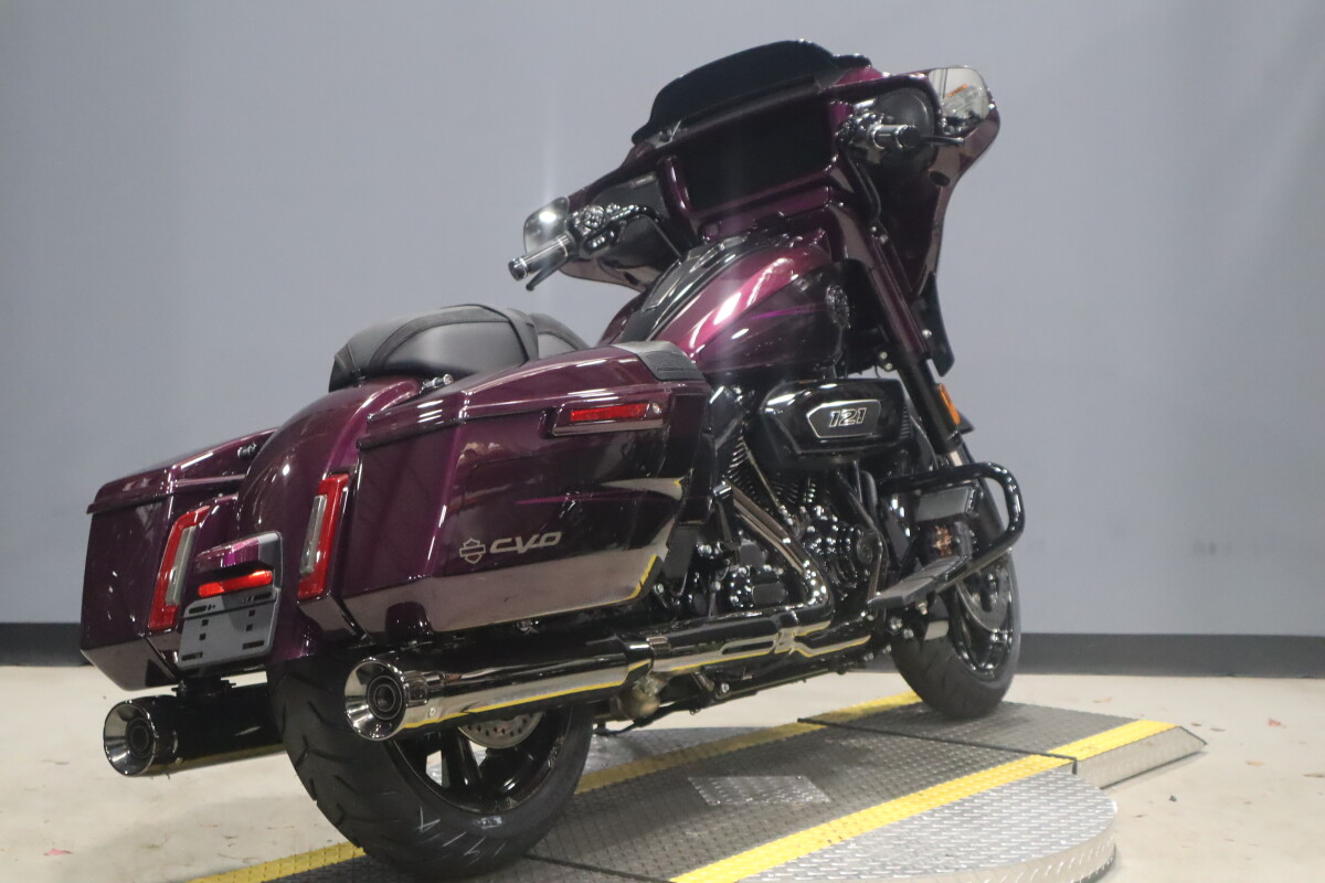 2025 Harley-Davidson® CVO™ Street Glide™ FLHXSE, photo 4