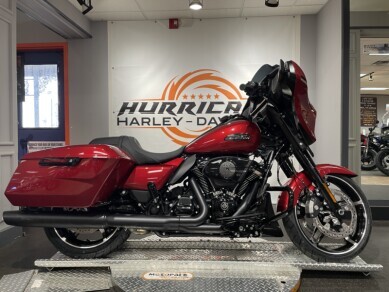 2025 Street Glide – Sleek and Refined Bagger