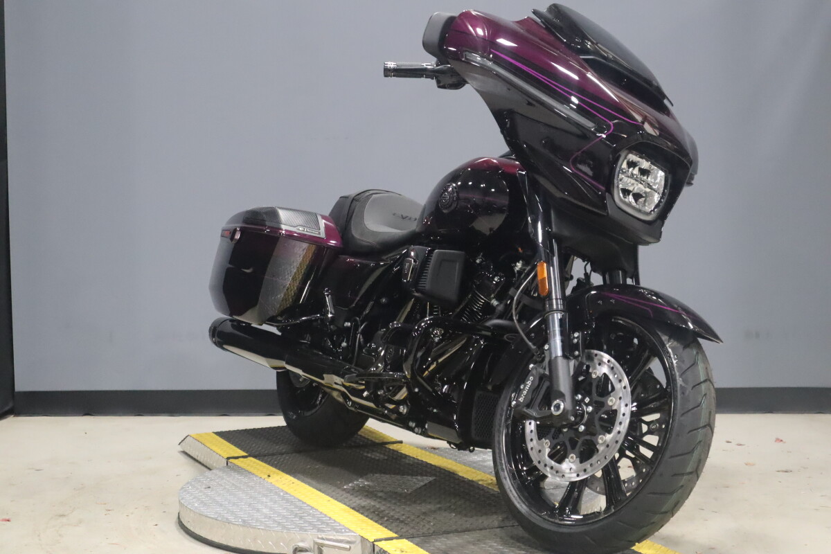 2025 Harley-Davidson® CVO™ Street Glide™ FLHXSE, photo 15