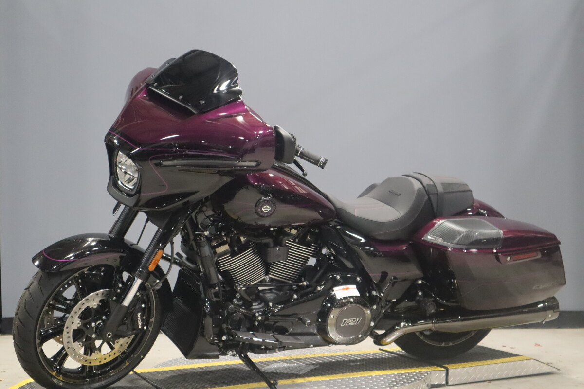 2025 Harley-Davidson® CVO™ Street Glide™ FLHXSE, photo 11