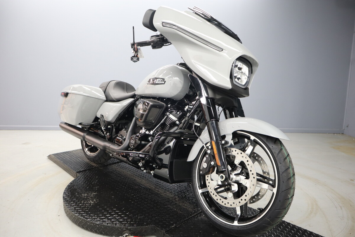 2025 Harley-Davidson Street Glide FLHX - Photo 2