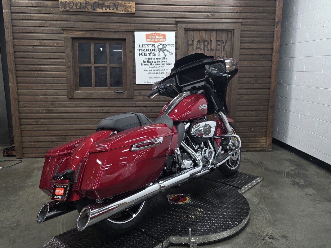 2025 Harley-Davidson Street Glide BRILLIANT RED/CHROME TRIM - Photo 2