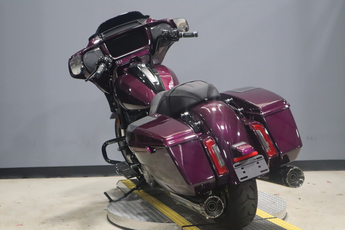 2025 Harley-Davidson® CVO™ Street Glide™ FLHXSE, photo 7