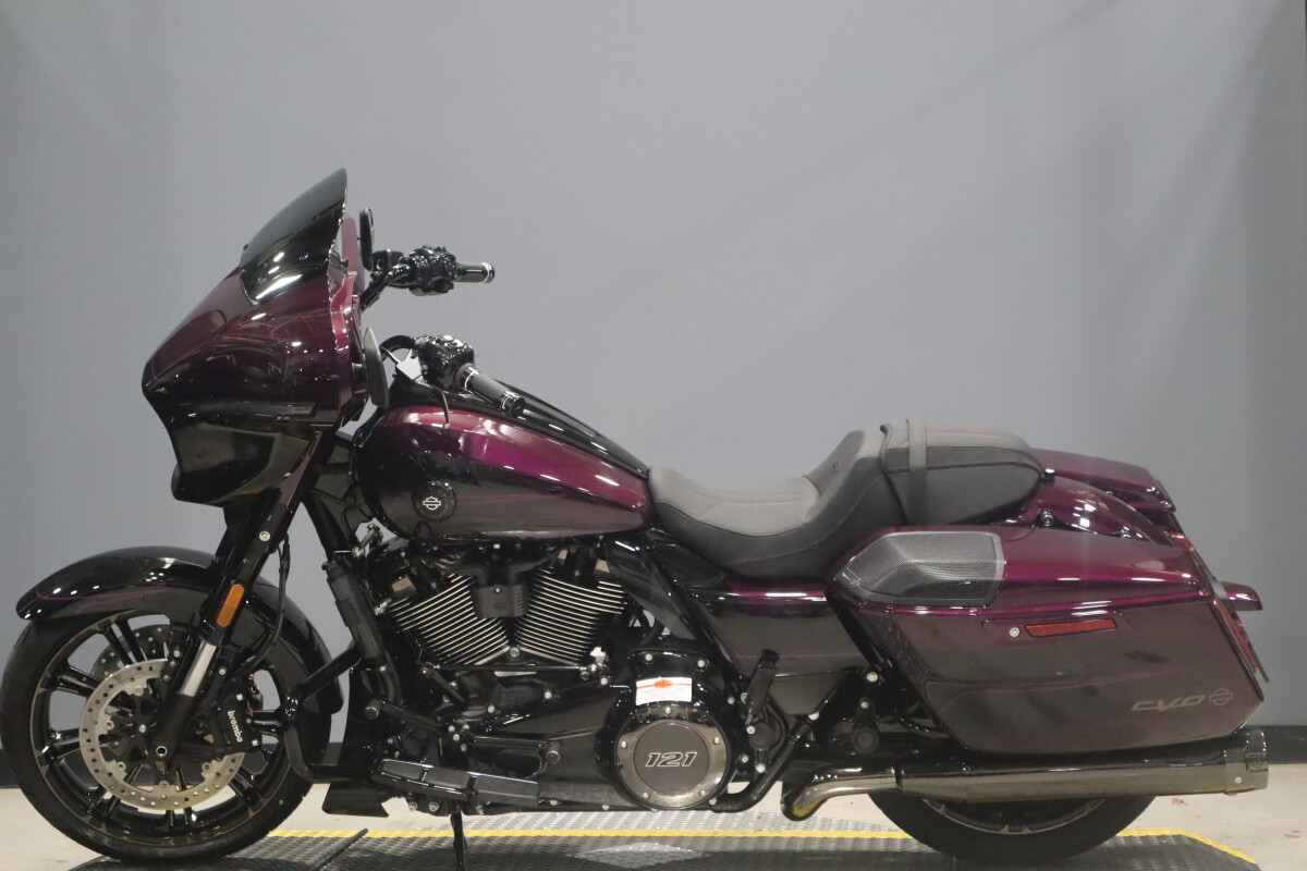 2025 Harley-Davidson® CVO™ Street Glide™ FLHXSE, photo 10