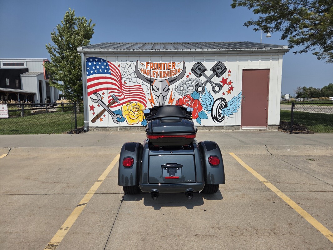 FLHTCUTG 2025 Tri Glide Ultra - Photo 2