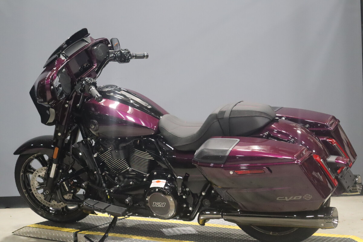 2025 Harley-Davidson® CVO™ Street Glide™ FLHXSE, photo 9