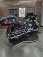 2006 Harley-Davidson® Electra Glide® Ultra Classic® CHRY/BLK PRL W/PINSTRIPE thumb 3