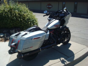 2025 Harley-Davidson® CVO™ Road Glide® ST Mercury Silver thumb 0