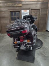 2006 Harley-Davidson® Electra Glide® Ultra Classic® CHRY/BLK PRL W/PINSTRIPE thumb 2