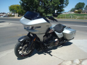 2025 Harley-Davidson® CVO™ Road Glide® ST Mercury Silver thumb 2