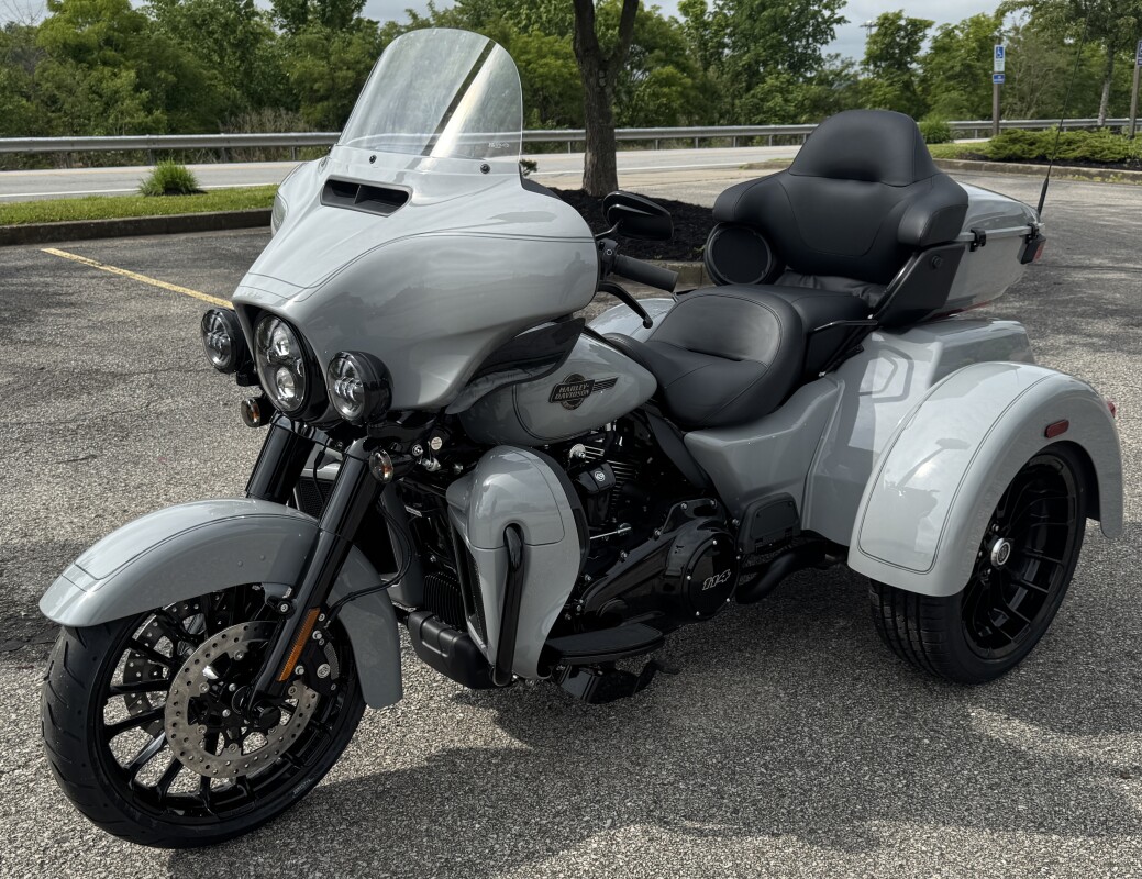 2025 Harley-Davidson Tri Glide Ultra FLHTCUTG BILLIARD GRAY W/ PINSTRIPE - Photo 9