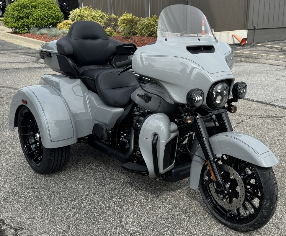 2025 Harley-Davidson Tri Glide Ultra FLHTCUTG BILLIARD GRAY W/ PINSTRIPE - Photo 7