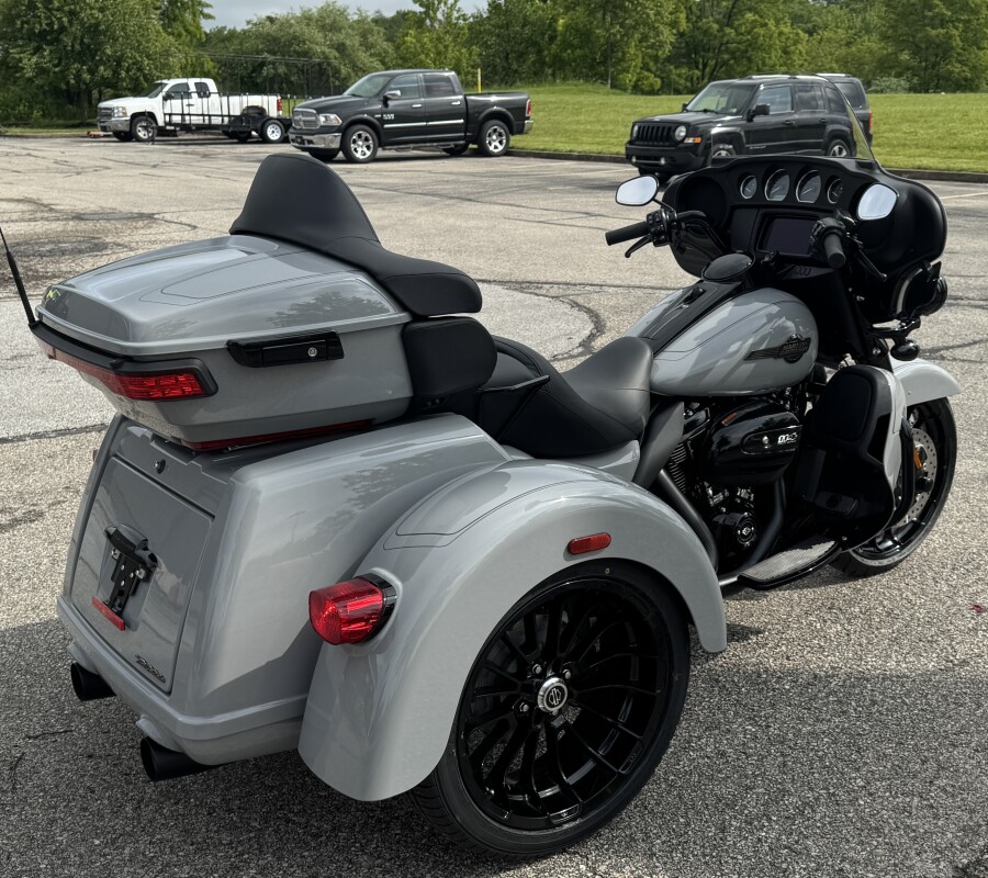2025 Harley-Davidson Tri Glide Ultra FLHTCUTG BILLIARD GRAY W/ PINSTRIPE - Photo 8