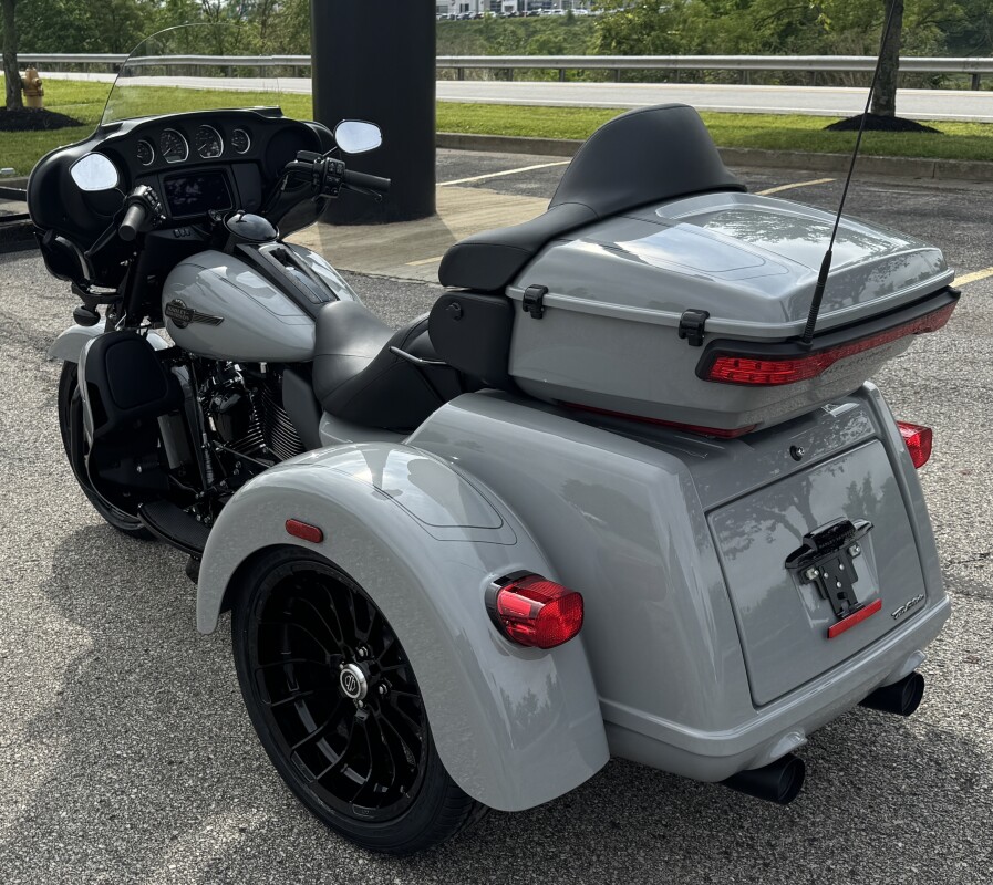 2025 Harley-Davidson Tri Glide Ultra FLHTCUTG BILLIARD GRAY W/ PINSTRIPE - Photo 10