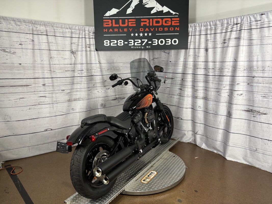 2025 Road Glide – Iconic Style Meets Comfort - Photo 8