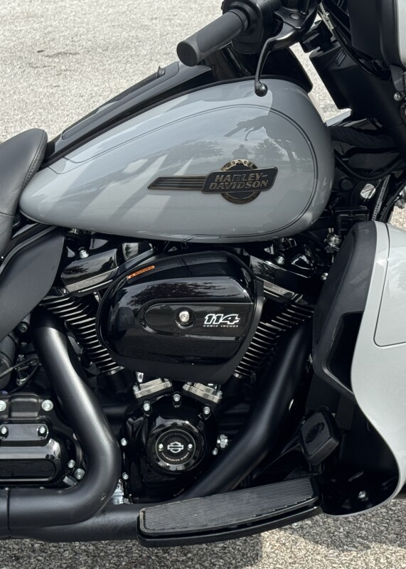 2025 Harley-Davidson Tri Glide Ultra FLHTCUTG BILLIARD GRAY W/ PINSTRIPE - Photo 6