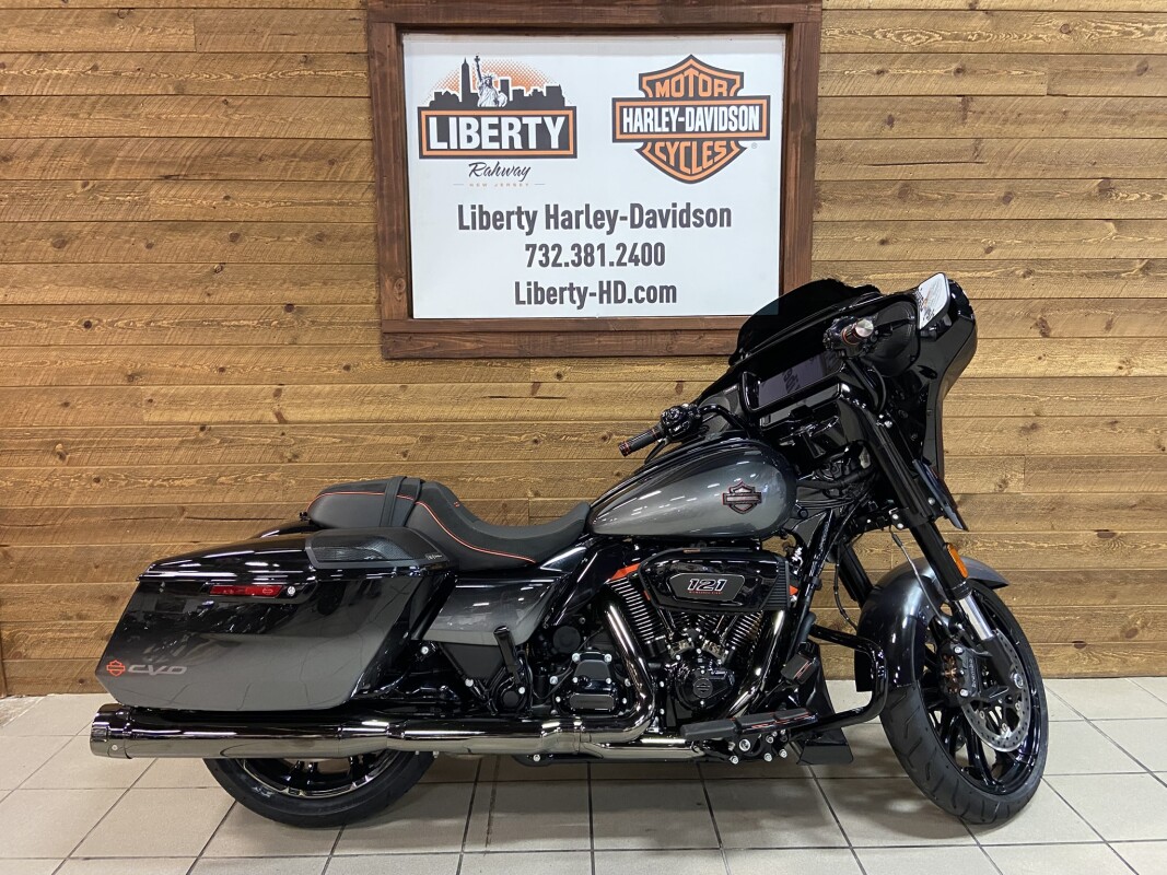 2025 Harley-Davidson® CVO™ Street Glide® Raven Fade FLHXSE