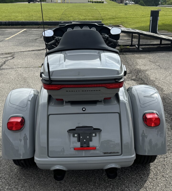2025 Harley-Davidson Tri Glide Ultra FLHTCUTG BILLIARD GRAY W/ PINSTRIPE - Photo 4