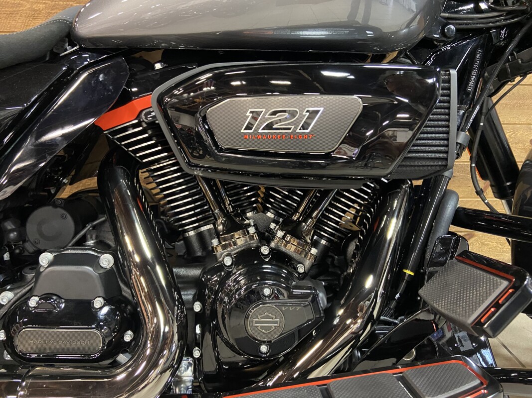 2025 Harley-Davidson CVO Street Glide Raven Fade FLHXSE - Photo 3