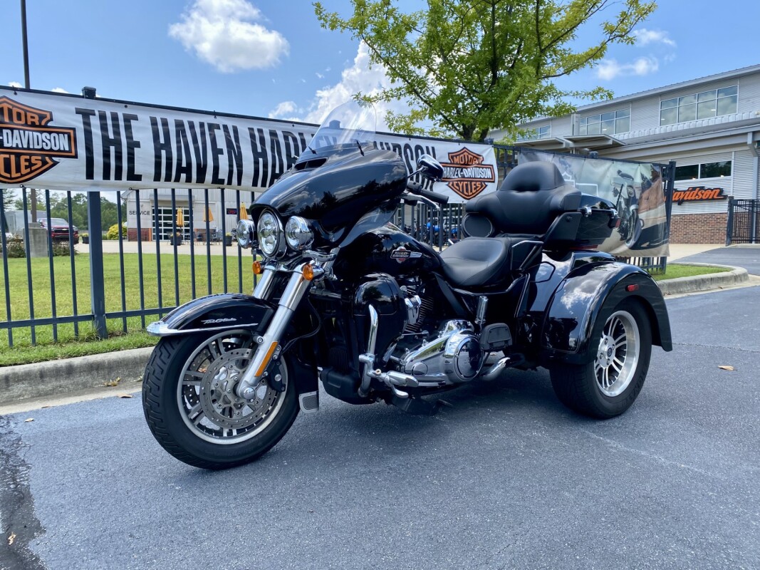 2023 Harley-Davidson Tri Glide Ultra Vivid Black - Photo 2