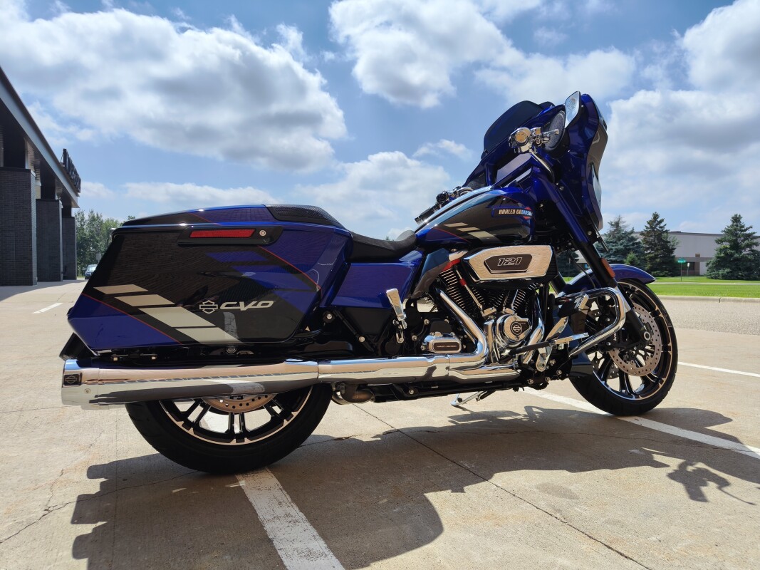 2025 Harley-Davidson CVO Street Glide Blue Streak - Photo 2