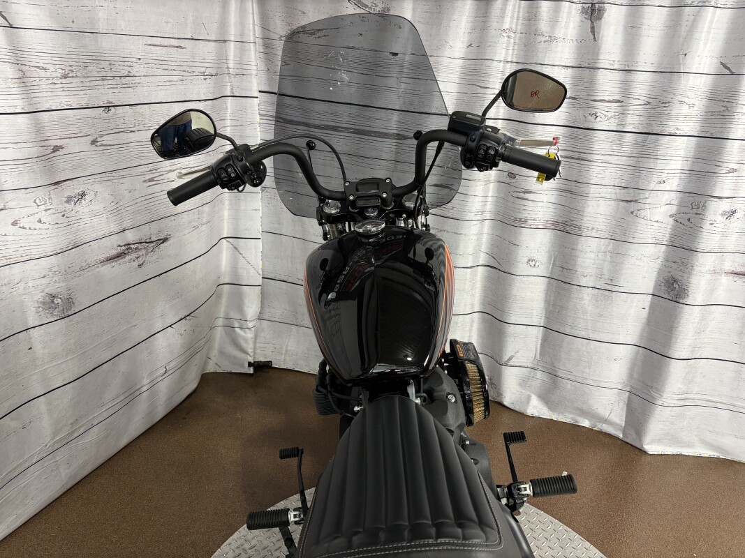 2025 Road Glide – Iconic Style Meets Comfort - Photo 9