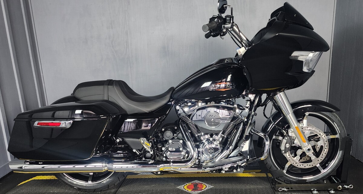 2025 Harley-Davidson Road Glide FLTRX VIVID BLACK