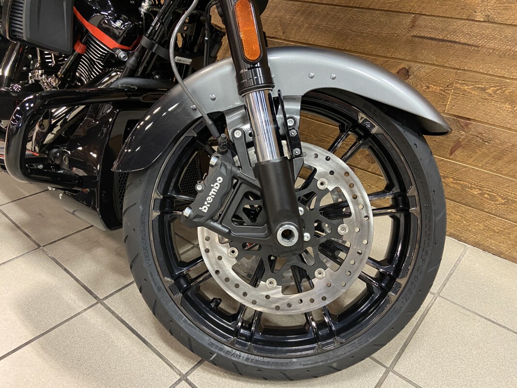 2025 Harley-Davidson CVO Street Glide Raven Fade FLHXSE - Photo 4