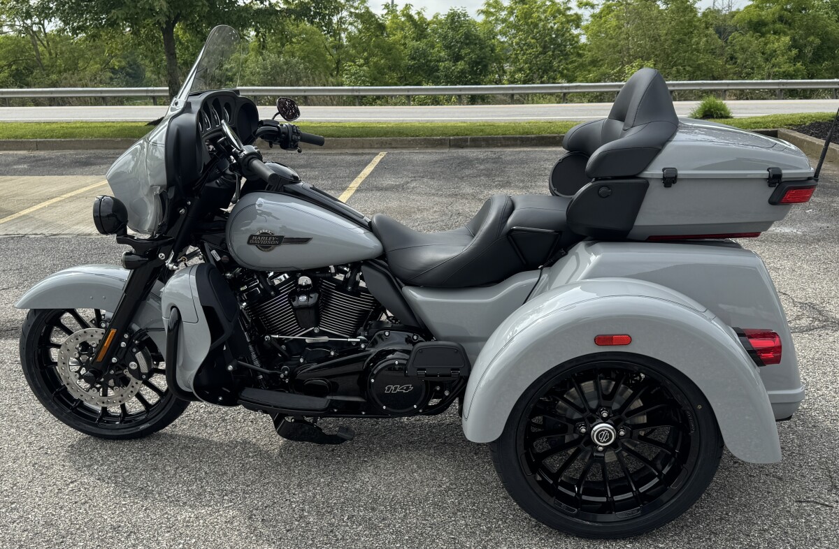 2025 Harley-Davidson Tri Glide Ultra FLHTCUTG BILLIARD GRAY W/ PINSTRIPE - Photo 3