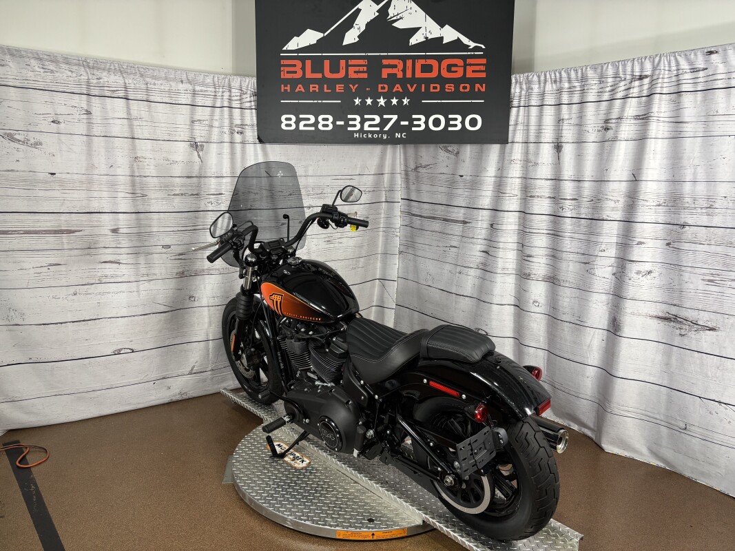 2025 Road Glide – Iconic Style Meets Comfort - Photo 6