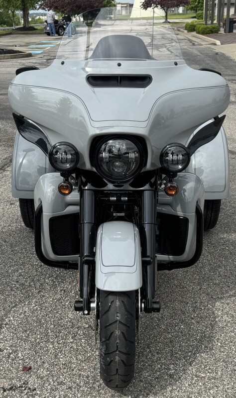 2025 Harley-Davidson Tri Glide Ultra FLHTCUTG BILLIARD GRAY W/ PINSTRIPE - Photo 2