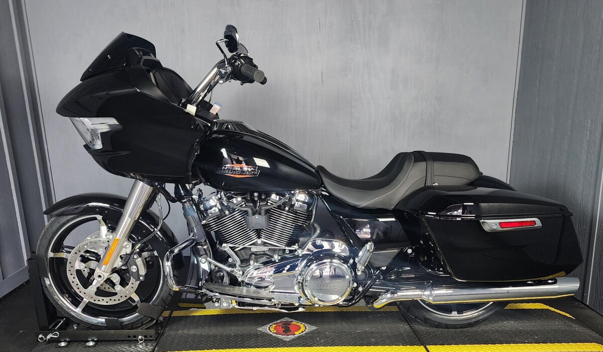 2025 Harley-Davidson Road Glide FLTRX VIVID BLACK - Photo 3