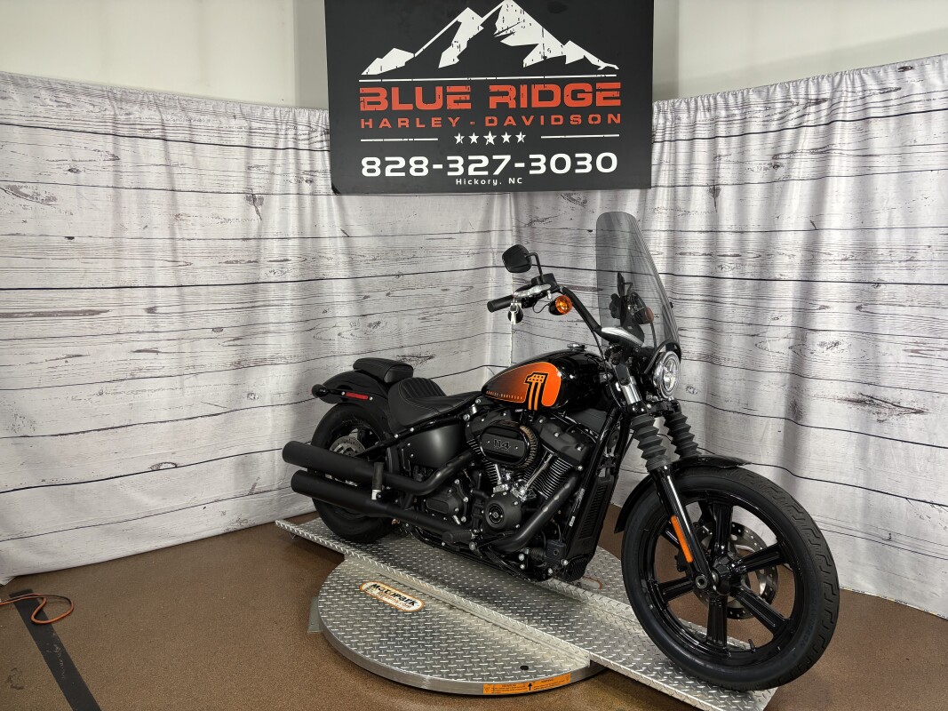 2025 Road Glide – Iconic Style Meets Comfort - Photo 2