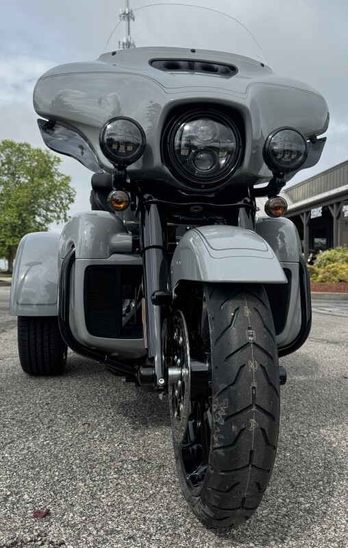 2025 Harley-Davidson Tri Glide Ultra FLHTCUTG BILLIARD GRAY W/ PINSTRIPE - Photo 5