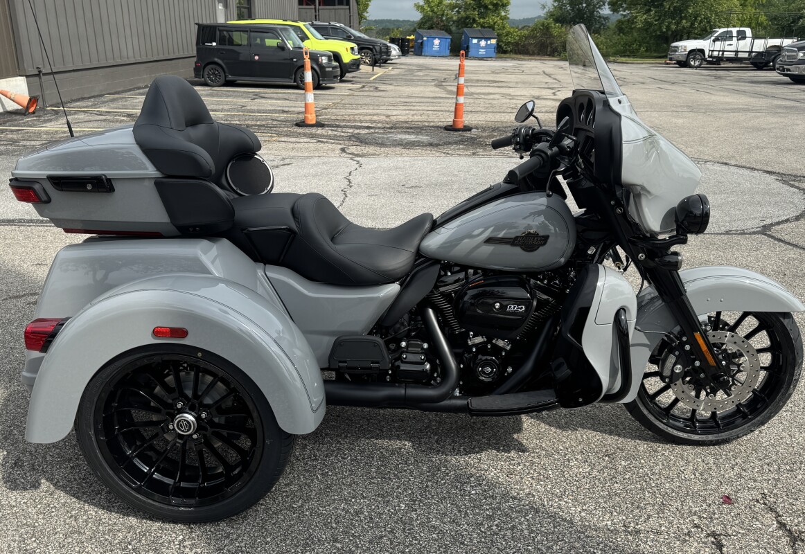 2025 Harley-Davidson Tri Glide Ultra FLHTCUTG BILLIARD GRAY W/ PINSTRIPE