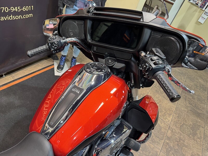 2025 Harley-Davidson Street Glide Ultra Whiskey Fire / Vivid Black - Photo 4