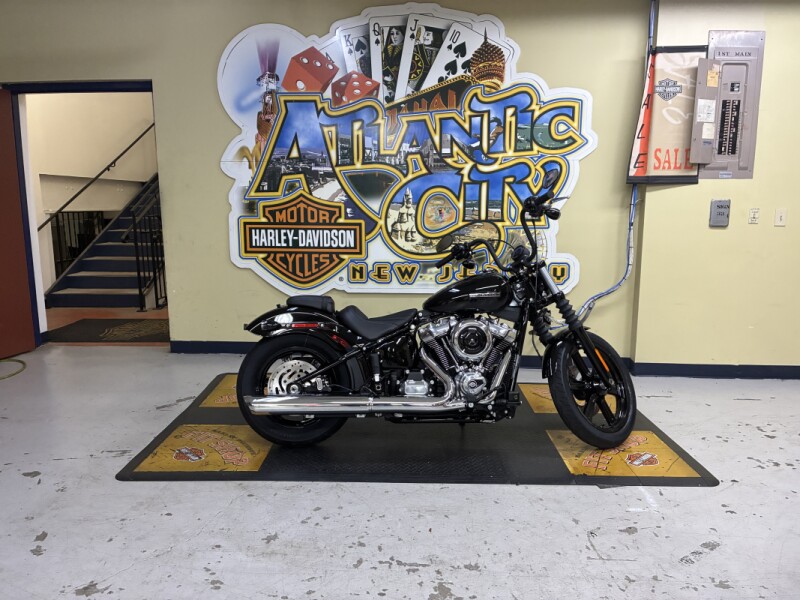 2025 Harley-Davidson® Street Bob® Vivid Black w/Cast Wheels