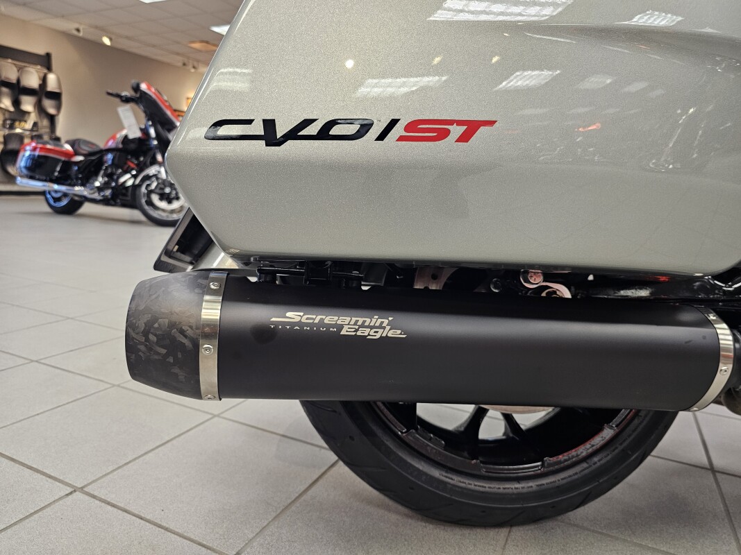 FLTRXSTSE 2025 CVO Road Glide ST - Photo 9