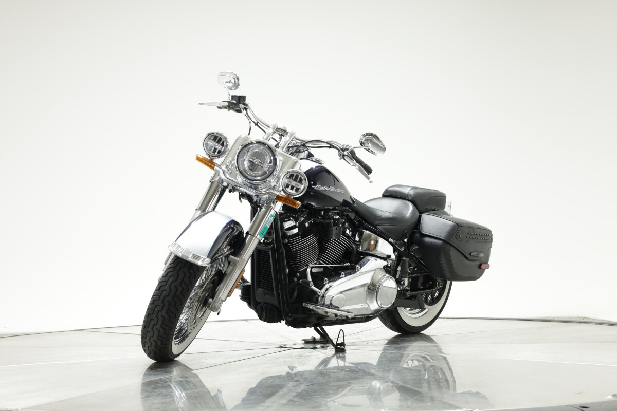 2019 Harley-Davidson FLDE Deluxe in Midnight Blue and Barracuda Silver with 7753 miles - Photo 9
