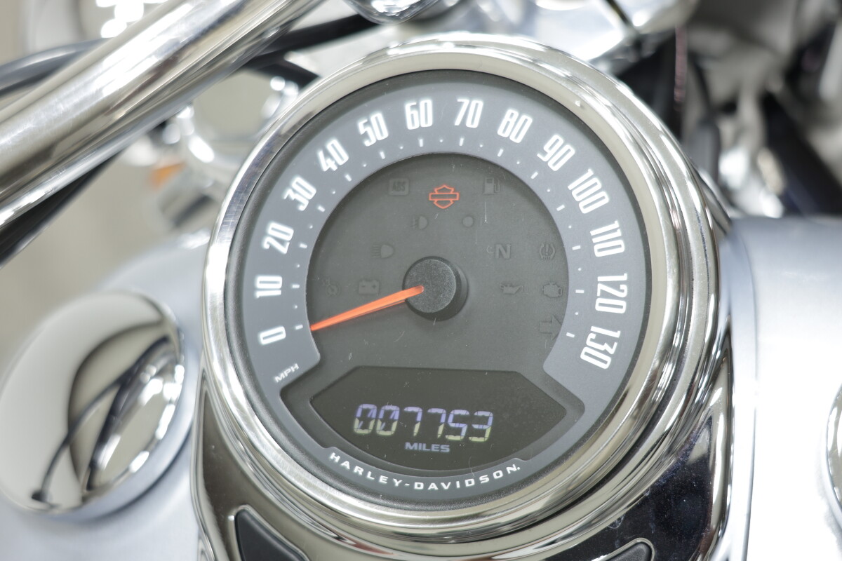 2019 Harley-Davidson FLDE Deluxe in Midnight Blue and Barracuda Silver with 7753 miles - Photo 3
