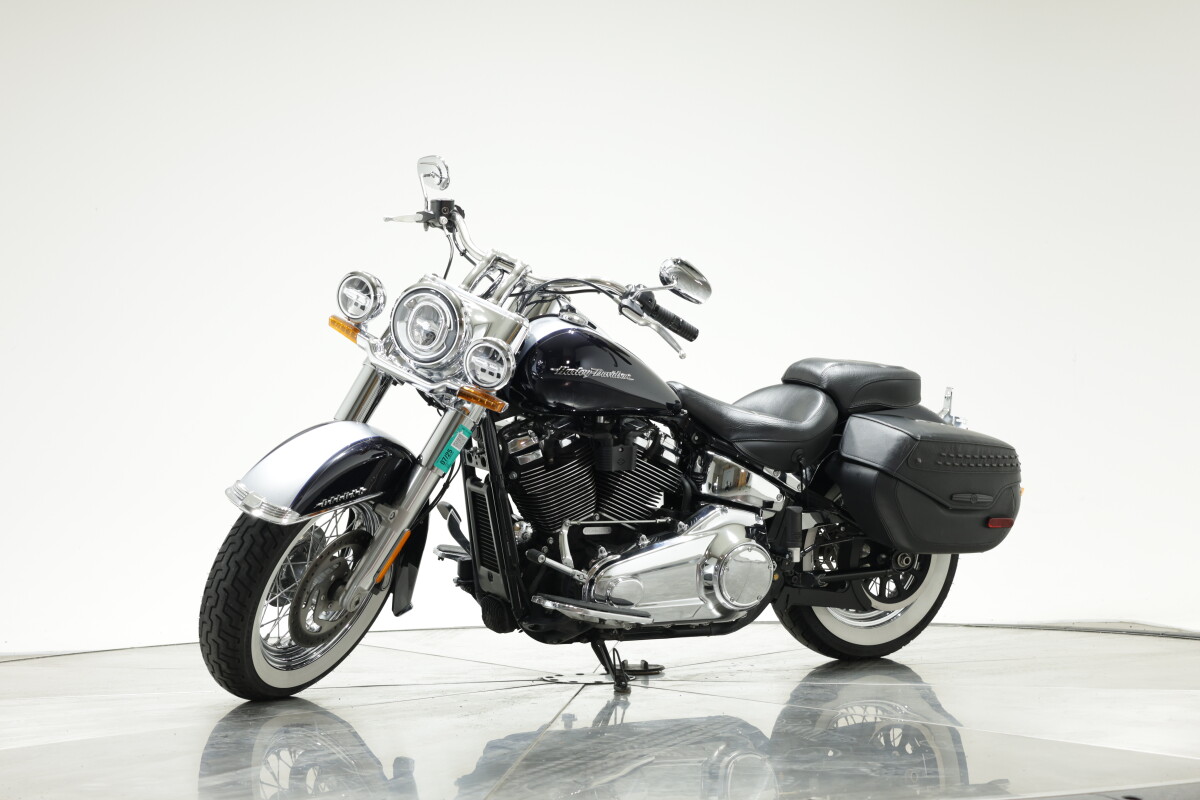 2019 Harley-Davidson FLDE Deluxe in Midnight Blue and Barracuda Silver with 7753 miles - Photo 10