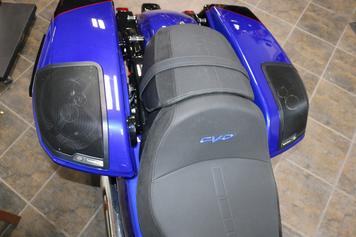 FLTRXSE 2025 CVO Road Glide - Photo 10